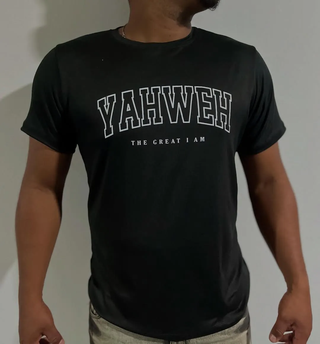 Franela negra con texto en blanco que dice Yahweh The Great I Am.